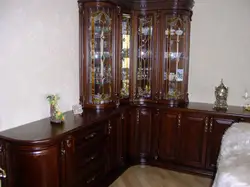 Qonaq otağı fotoşəkilində şüşə ilə künc qarderob