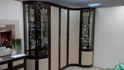 Yashash Xonasi Fotosuratida Shisha Bilan Burchakli Shkaf
