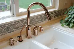 Дозатор в интерьере кухни