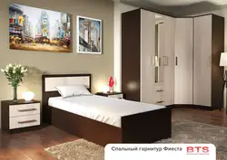 Бұрыштық гардероб фотосуреті бар кішкентай жатын бөлмелері