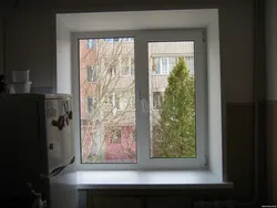 Фота пластыкавае акно на кухню з усталёўкай