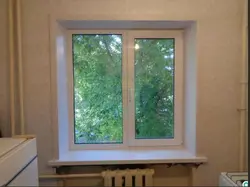 Фота пластыкавае акно на кухню з усталёўкай