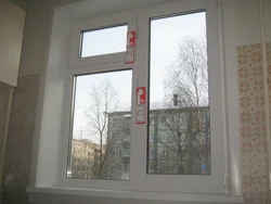 Акси тирезаи пластикӣ барои ошхона бо насб