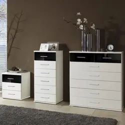Photo of a narrow chest of drawers in the bedroom