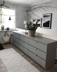 Photo of a narrow chest of drawers in the bedroom