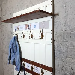 Hurda materiallardan yasalgan koridor fotosurati