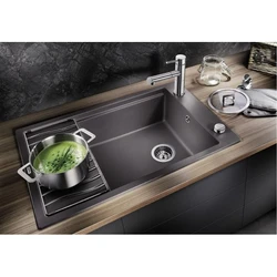 Oshxonadagi kulrang lavabo fotosurati