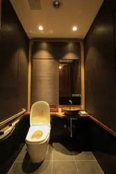Yashash xonasidagi hojatxona fotosurati