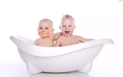 Ваннада жаңа туған нәрестенің суреті