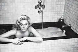 Photo in the bath bw