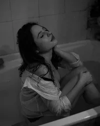 Акс дар ванна bw