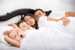 Фота сям'я ў спальні