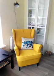 Yataq otağının interyerində sarı kreslo