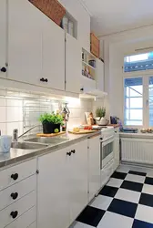 Дизайн маленькой кухни с высоким потолком