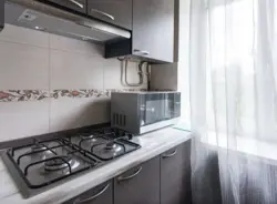 Дизайн маленькой кухни с газовой трубой