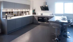 Səhər yeməyi çubuğu ilə boz mətbəx dizaynı
