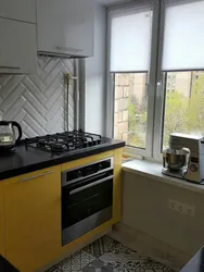 Кухня с газовой плитой и холодильником дизайн