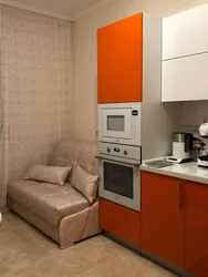 Дизайн маленькой кухни с диваном и телевизором