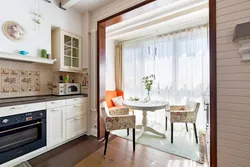 Balkon eshigi va divan bilan oshxona dizayni