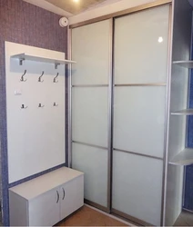 Wardrobe design for the hallway with a 2 meter mirror