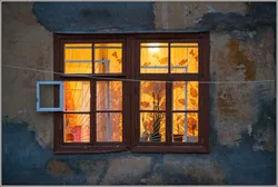 Kvartiradagi eski derazalarning fotosurati