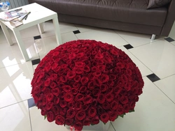 Mənzildə mərtəbədəki çiçəklərin fotoşəkili