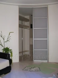 Bir otaqlı mənzildə künc qarderobunun fotoşəkili
