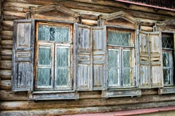 Тирезаҳои кӯҳнаи чӯбӣ дар акси манзил