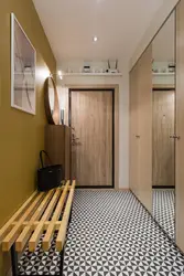 Пәтер фотосындағы алдыңғы есіктің үстіндегі маршрутизатор