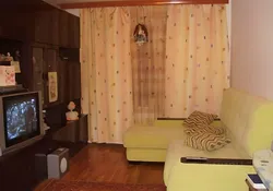Oddiy ta'mirlash va mebel bilan oddiy kvartiralarning haqiqiy fotosuratlari
