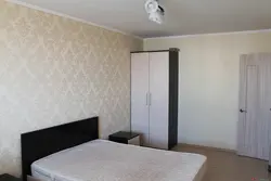 Oddiy ta'mirlash va mebel bilan oddiy kvartiralarning haqiqiy fotosuratlari