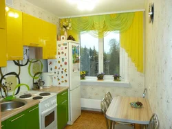 Дызайн акна кухні ў панэльным доме