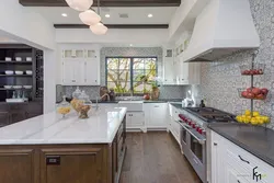 Tasteful kitchen design with backsplash