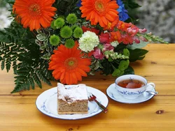 Gerbera fotoşəkili olan mətbəx