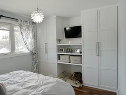 Yotoqxonadagi fotosuratda muzlatgich