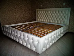 Yotoqxonadagi aravaning ekranli fotosurati