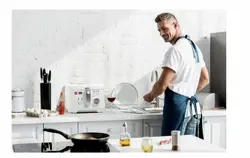 Oshxonadagi fotosuratda idishlarni yuvish