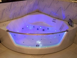 Jacuzzi дар ҳаммом ҳама аксҳо