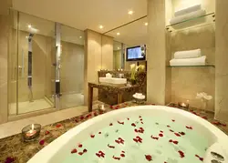 Jacuzzi дар ҳаммом ҳама аксҳо