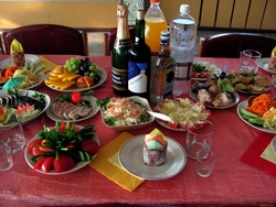 Ас үйдегі мерекелік үстел фотосы