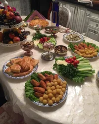 Праздничный стол на кухне фото