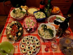 Праздничный стол на кухне фото