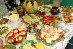 Праздничный стол на кухне фото