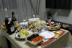 Праздничный стол на кухне фото