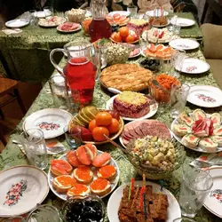 Oshxonadagi bayram stoli fotosurati