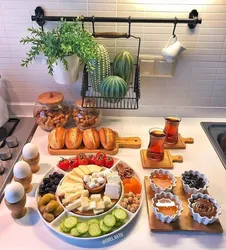 Праздничный стол на кухне фото