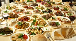 Праздничный стол на кухне фото