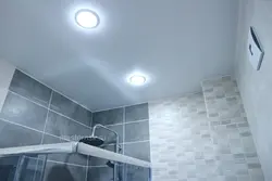 Жуынатын бөлмедегі ақ төбе фотосы