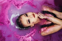 Photo with shimmer in the bathroom