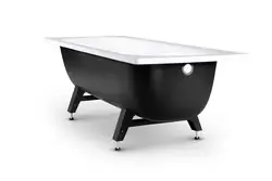 Photo steel bathtub with legs